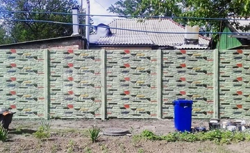 бетонный еврозабор с цветным орнаментом в деревне