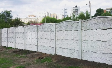 еврозабор из фигурных бетонных панелей в частном секторе