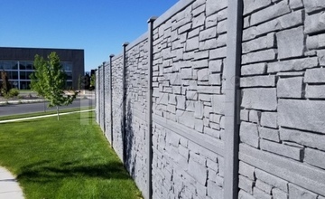 серый евро забор из бетонных панелей