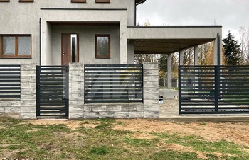 полупрозрачный алюминиевый забор с откатными воротами