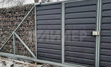 габионный забор со стальными откатными воротами с калиткой