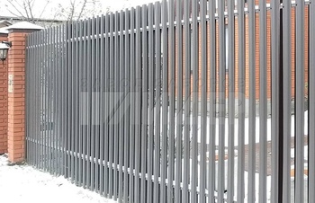 серый забор из узкого металлического штакетника с кирпичными столбами