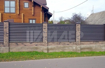 темный ограждение типа жалюзи с основанием из декоративного кирпича для деревянного дома