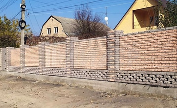 забор из декоративного кирпича в частном секторе