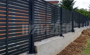 забор из горизонтальных металлических реек на бетонном фундаменте