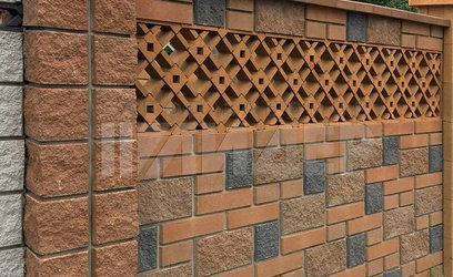Разноцветный забор из французского камня с решеткой ФР-109 - фото 1