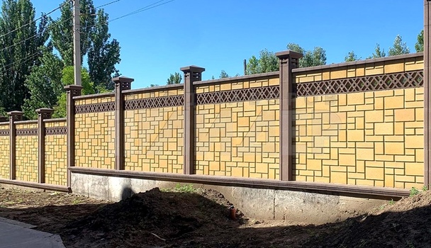 Высокий забор из керамзитобетонных блоков ФР-116