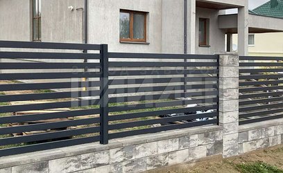 Забор из алюминия на неровном участке ЛМ-110 - фото 1