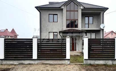 Забор из темных стальных реек с бетонными столбами СТ-129 - фото 4