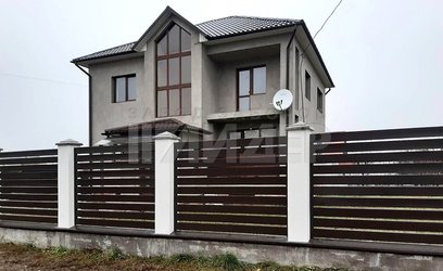 Забор из темных стальных реек с бетонными столбами СТ-129 - фото 5