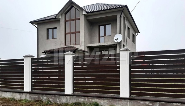 Забор из темных стальных реек с бетонными столбами СТ-129 - фото 5