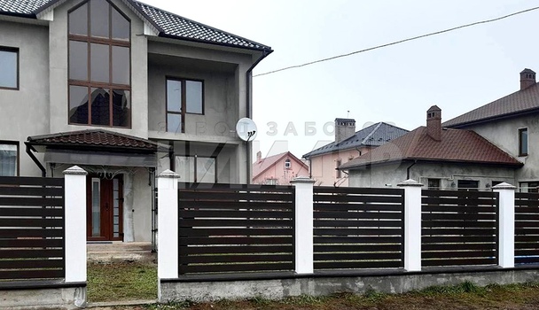 Забор из темных стальных реек с бетонными столбами СТ-129 - фото 7