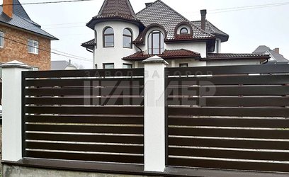 Забор из темных стальных реек с бетонными столбами СТ-129 - фото 1