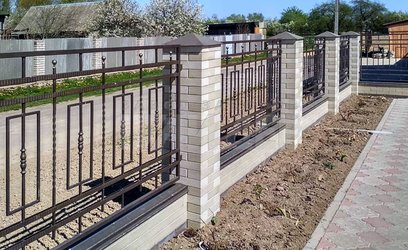 Забор с элементами ковки на кирпичном основании СВ-130 - фото 1