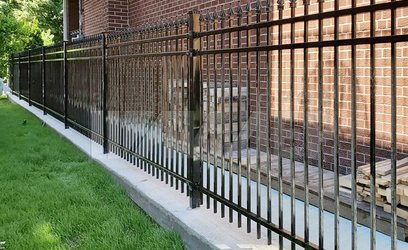 Ограждение с коваными элементами на бетонном фундаменте СВ-152 - фото 1