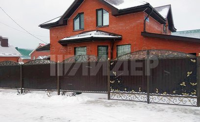 Забор из профнастила с коваными распашными воротами ПН-105 - фото 1