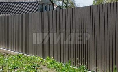 Темный забор из профнастила на ленточном фундаменте ПН-108 - фото 1