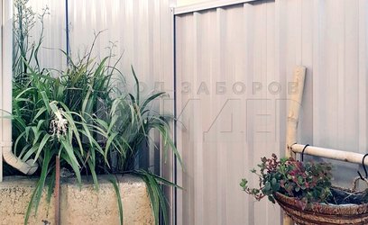 Забор из профнастила под уклоном для частного дома ПН-111 - фото 5
