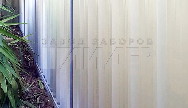 Забор из профнастила под уклоном для частного дома ПН-111 - фото 6
