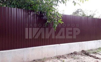 Бордовый забор из профнастила на ленточном фундаменте ПН-117 - фото 1