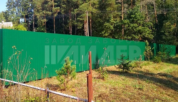 Зеленый забор из профлиста для загородного участка ПН-121