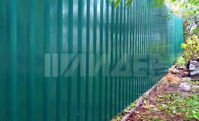 Высокий забор из профнастила на участке с уклоном ПН-124 - фото 1