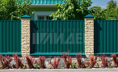 Забор с кирпичными колоннами в стиле хай тек ПН-129 - фото 1