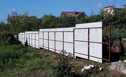 Забор из профнастила на участке с перепадом высот ПН-135 - фото 4