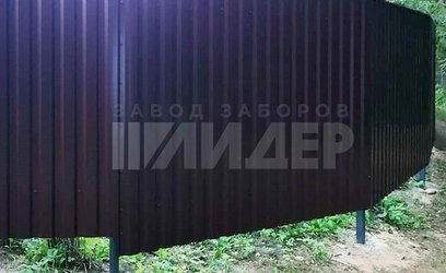 Угловой забор из профнастила бордового цвета ПН-137 - фото 2