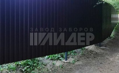 Угловой забор из профнастила бордового цвета ПН-137 - фото 3