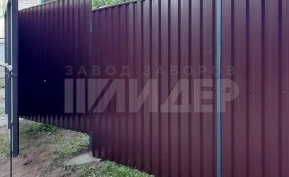 Угловой забор из профнастила бордового цвета ПН-137 - фото 1