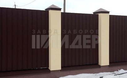 Разноцветный забор с бетонными колоннами и основанием ПН-149 - фото 1