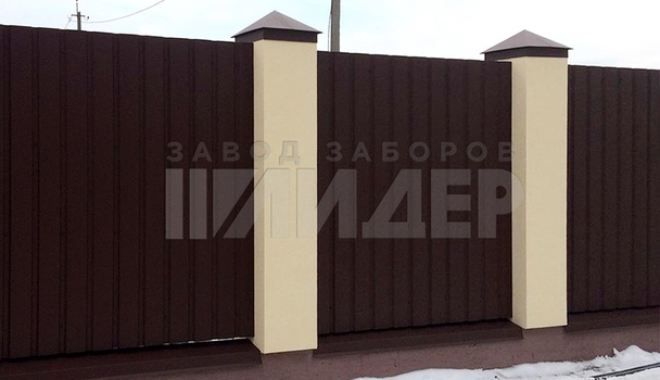 Разноцветный забор с бетонными колоннами и основанием ПН-149