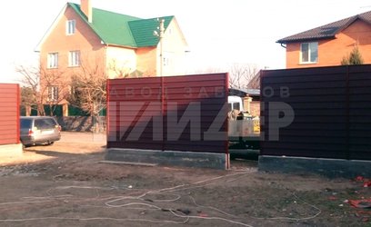 Горизонтальный забор из профнастила на бетонном фундаменте ПН-151 - фото 3