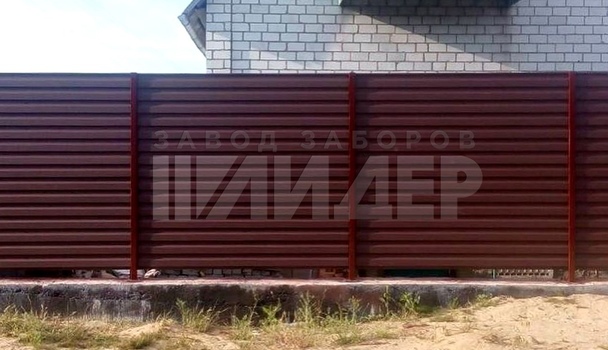 Горизонтальный забор из секций с металлическими столбами ПН-153