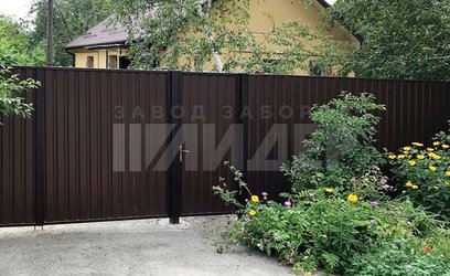 Двухметровый забор из профнастила с воротами и калиткой ПН-189 - фото 1