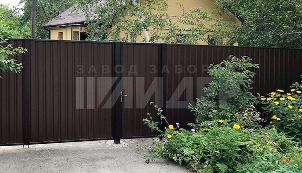 Двухметровый забор из профнастила с воротами и калиткой ПН-189