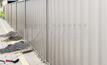 Секционный забор из профнастила для частного дома ПН-193 - фото 1