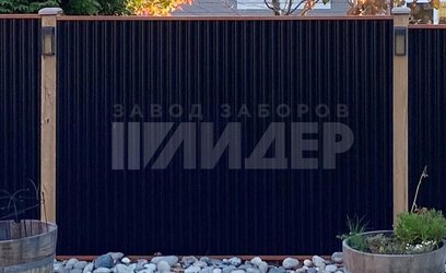 Забор из профнастила для коттеджа с металлическими столбами ПН-198 - фото 1