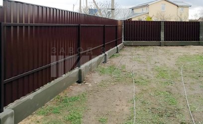 Забор на ленточном фундаменте из бордового профнастила ПН-200 - фото 1