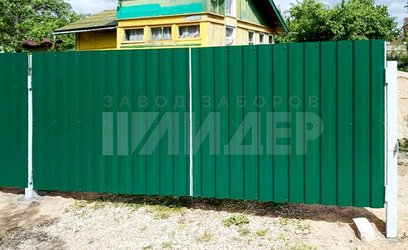 Забор с распашными воротами из зеленого профнастила ПН-207 - фото 2