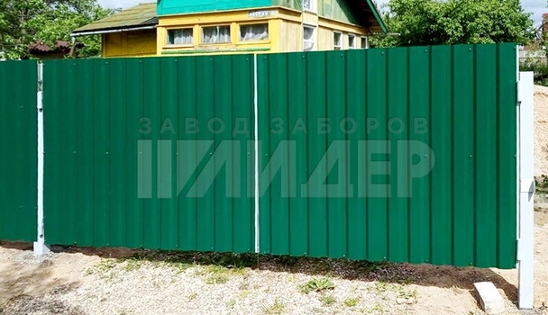 Забор с распашными воротами из зеленого профнастила ПН-207 - фото 2
