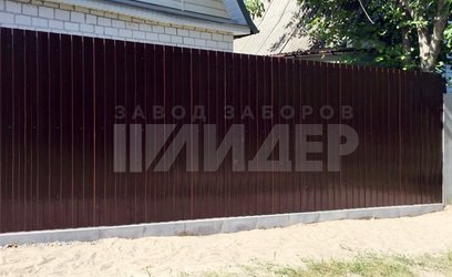 Забор из бордового профнастила с распашными воротами ПН-209 - фото 1