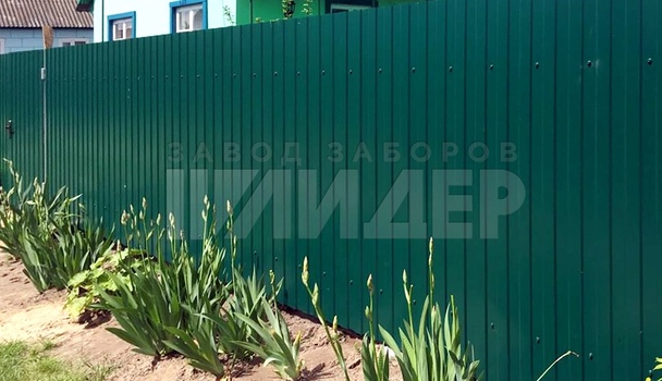 Односторонний двухметровый забор из зеленого профнастила ПН-212