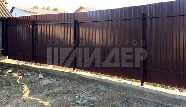 Двухсторонний забор из профлиста на бетонном фундаменте ПН-215 - фото 2