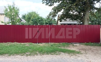 Забор из красного профнастила для частного дома ПН-219 - фото 2