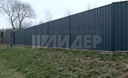 Забор на бетонном фундаменте из двухстороннего металлопрофиля ПН-221 - фото 1