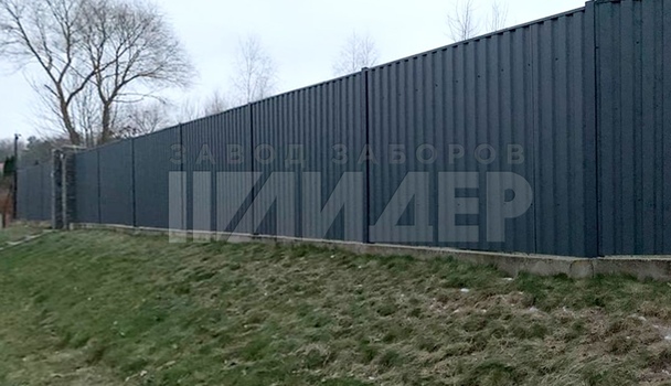 Забор на бетонном фундаменте из двухстороннего металлопрофиля ПН-221