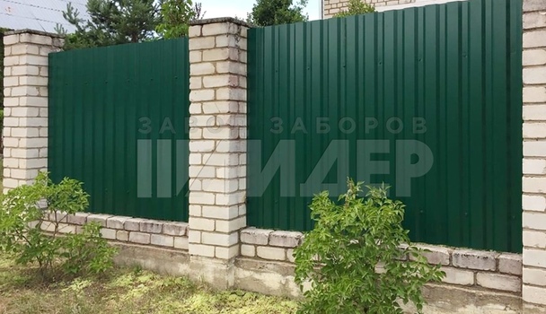 Забор из профнастила под уклоном с кирпичными столбами ПН-223 - фото 2