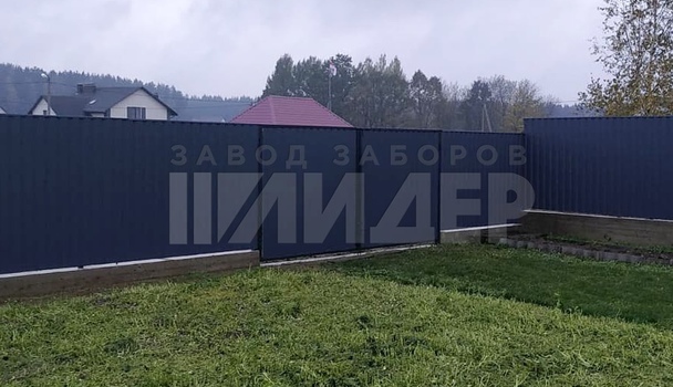 Темно-серый забор из профнастила для загородного участка ПН-229 - фото 2